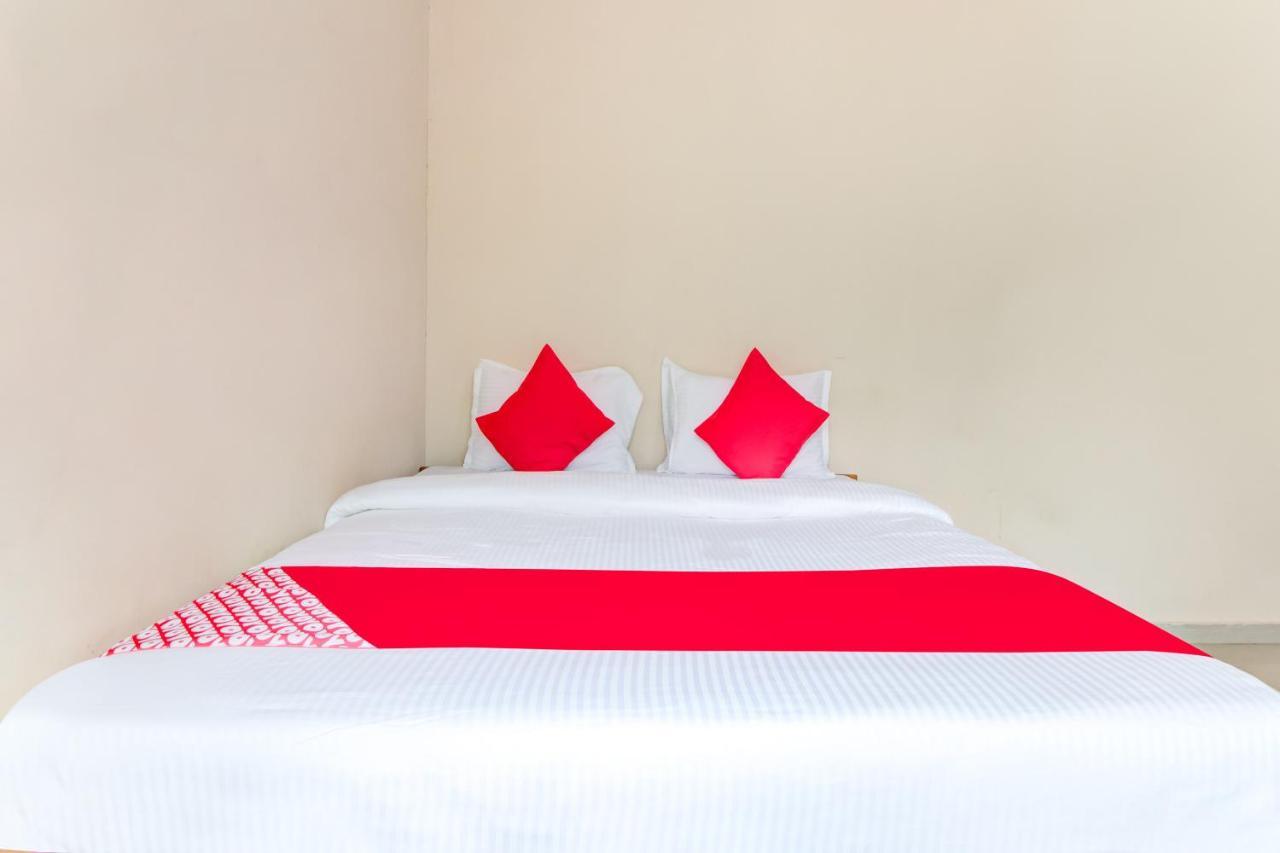 Oyo 48915 Chaitanya Green Park Hotel Vani Room photo