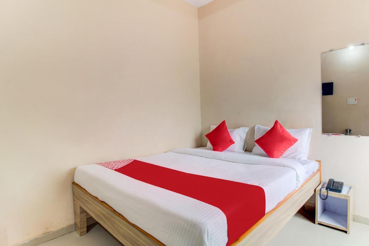 Oyo 48915 Chaitanya Green Park Hotel Vani Room photo